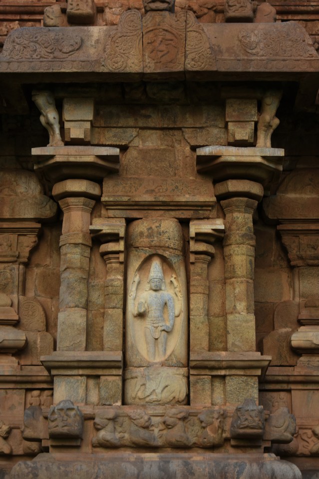 DSC_0021 - Lingodhbhava Shiva - West side ,on 1st layer.