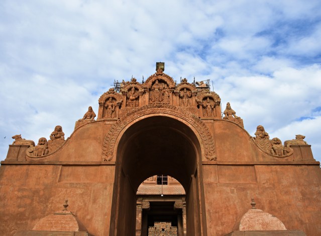 DSC_0132 - Maratha entrance on east - Stucco reliefs of Brahma and Vishnu as last.