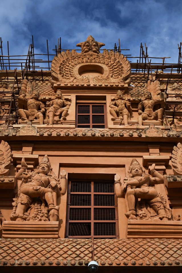 DSC_0142 - Stream of Dvarapalas on the double storeyed Vimana of Keralanthagan gopura.