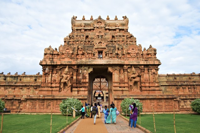 DSC_0157 - Rajarajan Gopura, East face - Stories like Tripurantaka,Kamantaka,Kala samharam,Murugan-Valli etc are displayed.