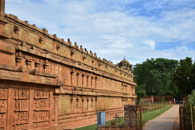 DSC_0182 - Right side of the temple walls connected with Rajarajan Tiruvayil.