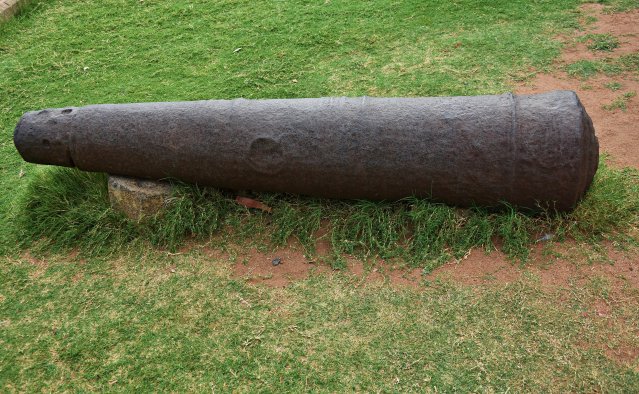 DSC_0249 - Ancient cannon barrel placed on the south side of Circumambulatory - Brihadeeswara, Thanjavur.