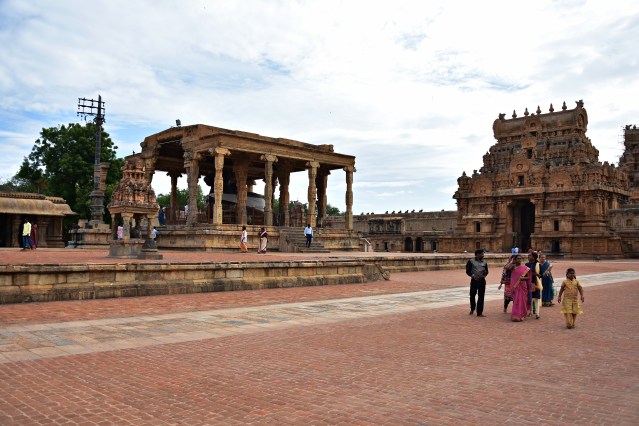 DSC_0256 - Nandi mandapa and Rajarajan Tiruvayil.