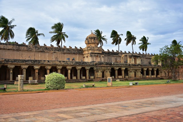 DSC_0258 - South side Cloister mandapam of Brihadeeswara, Thanjavur.An interpretation centre is functioning there.