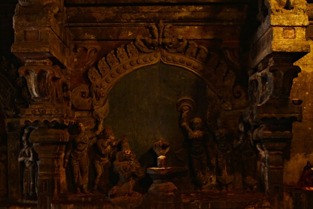 DSC_0316 - A royal figure, may be Rajaraja Chola I, worshipping Shiva linga.