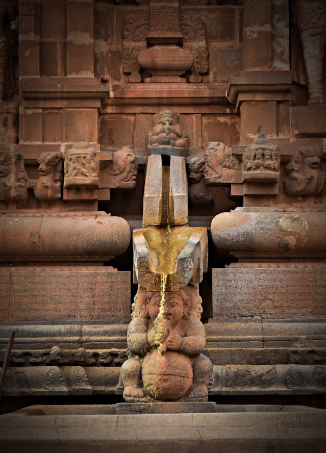 DSC_0352 - Abhishekajalam flowing out through Pranala or Komugham, resting on the head of Budhanagana(Blowing conch).