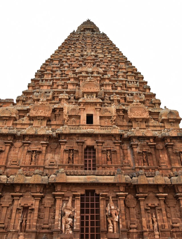 DSC_0360 - 216ft high Sri Vimana above a 3 tiered Garbhagriha housing huge monolithic 29ft Shiva linga.