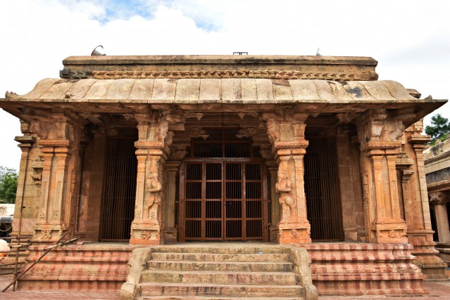 DSC_0378 - Mukha mandapa of Karthikeya shrine on the NW corner of Brihadeeswara temple complex.