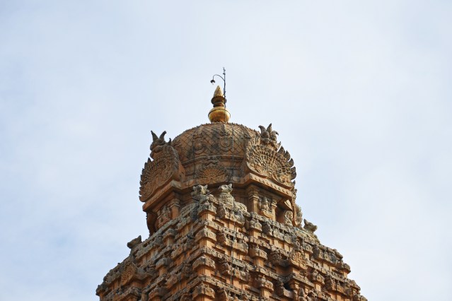 DSC_0480 - Peeled Orange shaped Sikhara of 80 tonnes and Gold plated final Stupi with inscriptions of Tanjavur Maratta King.