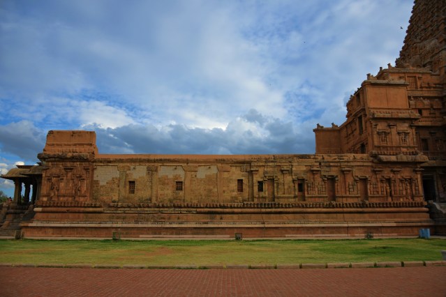 DSC_0499 - North side of Mahamandapa (almost 100ft long), Chola period, a 2 storey structure (one is missing).