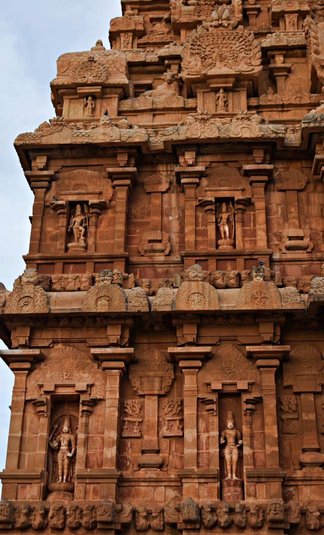 DSC_0587 - W side of NW corner - 2 Chandrasekharas (with and without halo) in lower niche - Tripurantakas in upper niche.