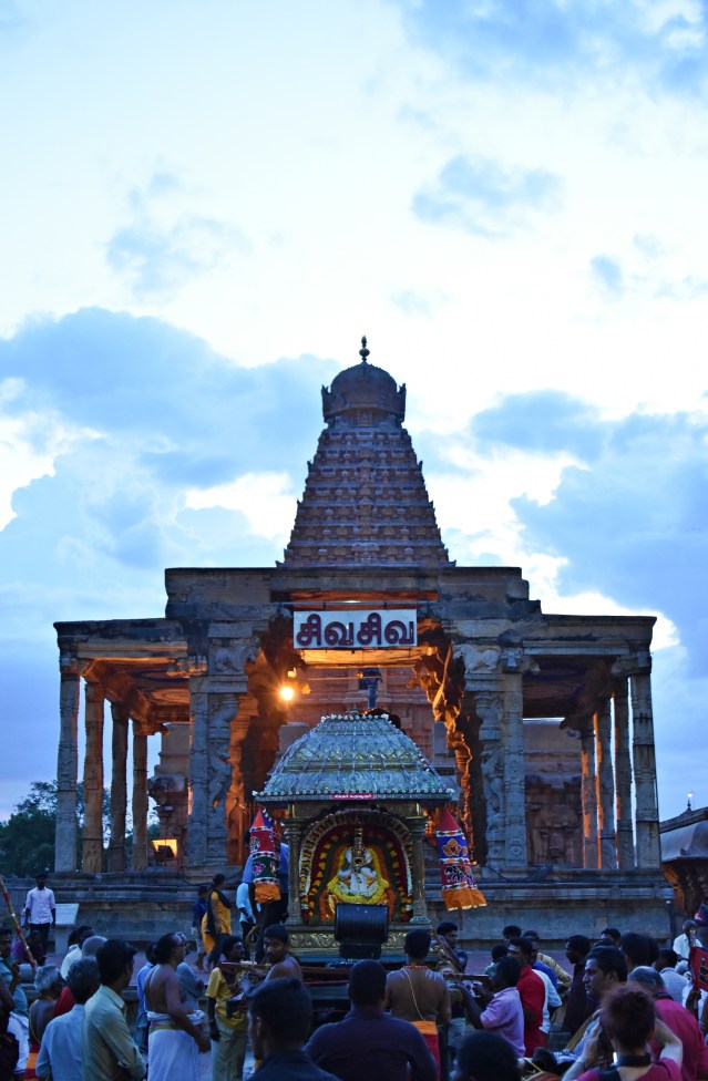 DSC_0698 - Perfect centre view of Brihadeeswara during Sayaratchai, with mesmerizing blue dusk in background.
