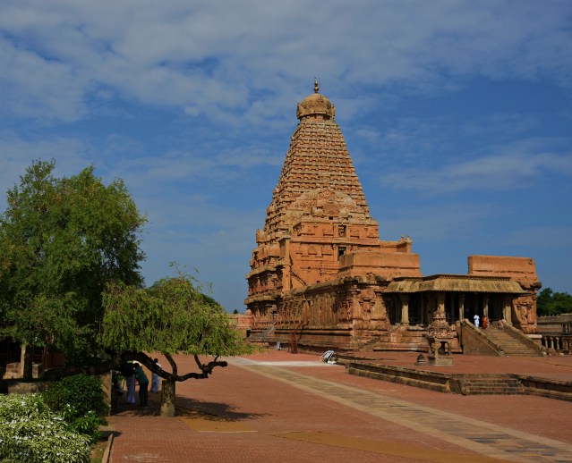 DSC_0711 - View of E facing Dakshinameru Brihadheeswara and Clear blue sky in backdrop.(SE corner)