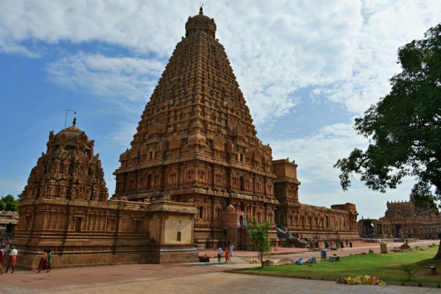 DSC_0734 - Full view of the South side of Brihadheeswara - from Ganesha shrine to Rajaraja gopuram.(Morning)