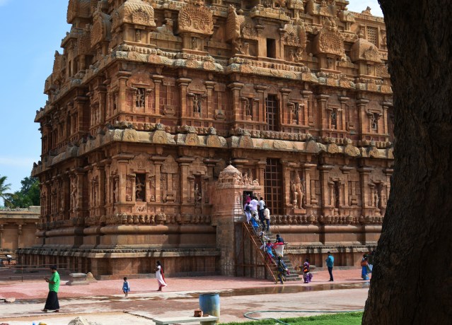 DSC_0742 - Devotees rushing in to the Small mandapa located at the S side of SW corner - Brihadheeswara temple.