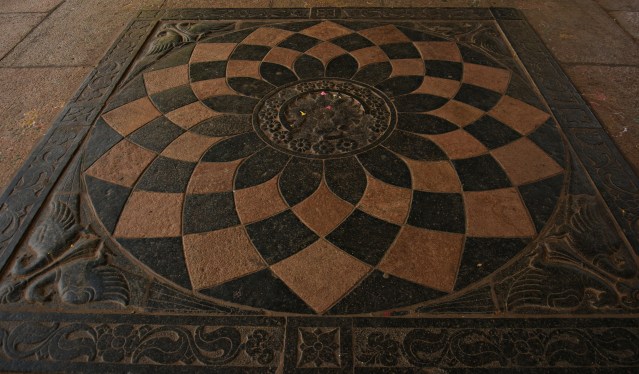 DSC_9725 - A unique design on the eastern side of Outermost prakara - in fron of the entry to 2nd prakara.