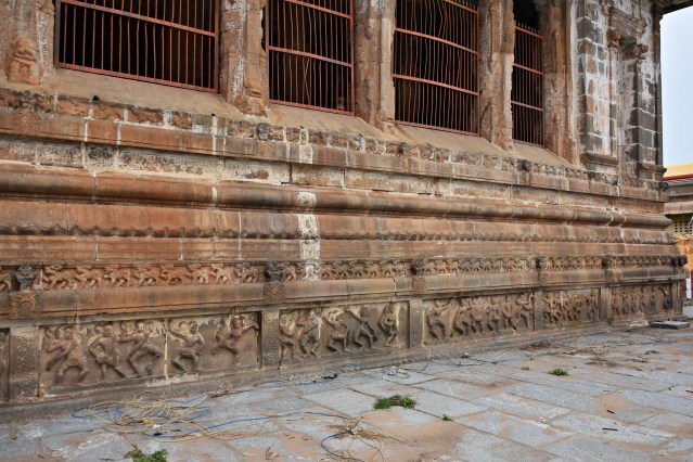 DSC_9831 - Dancing figures sculpted on the base of 1000 pillared hall.