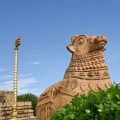 DSC_9842 – Nandi statue and flag post or Kodi maram of Brihadisvara temple, Gangaikondam. copy