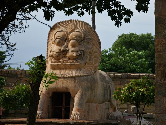DSC_9861 - South facing Lion well viewd from nearby Nandi.