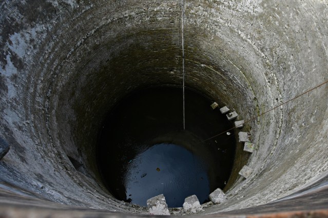 DSC_9878 - The Great Cholagangam or Ponneri well with an opening from nearby Lion well.