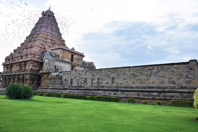 DSC_9953 - 560ft long and 208ft high Brihadisvara temple - Viewed from Southeast corner.
